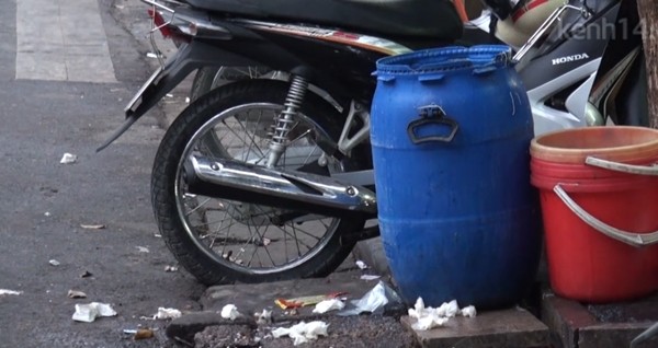 Phần[-]lớn[-]quán[-]ăn[-]vỉa[-]hè[-]Hà[-]Nội[-]đều[-]"gần[-]nguồn[-]ô[-]nhiễm"[-]4
